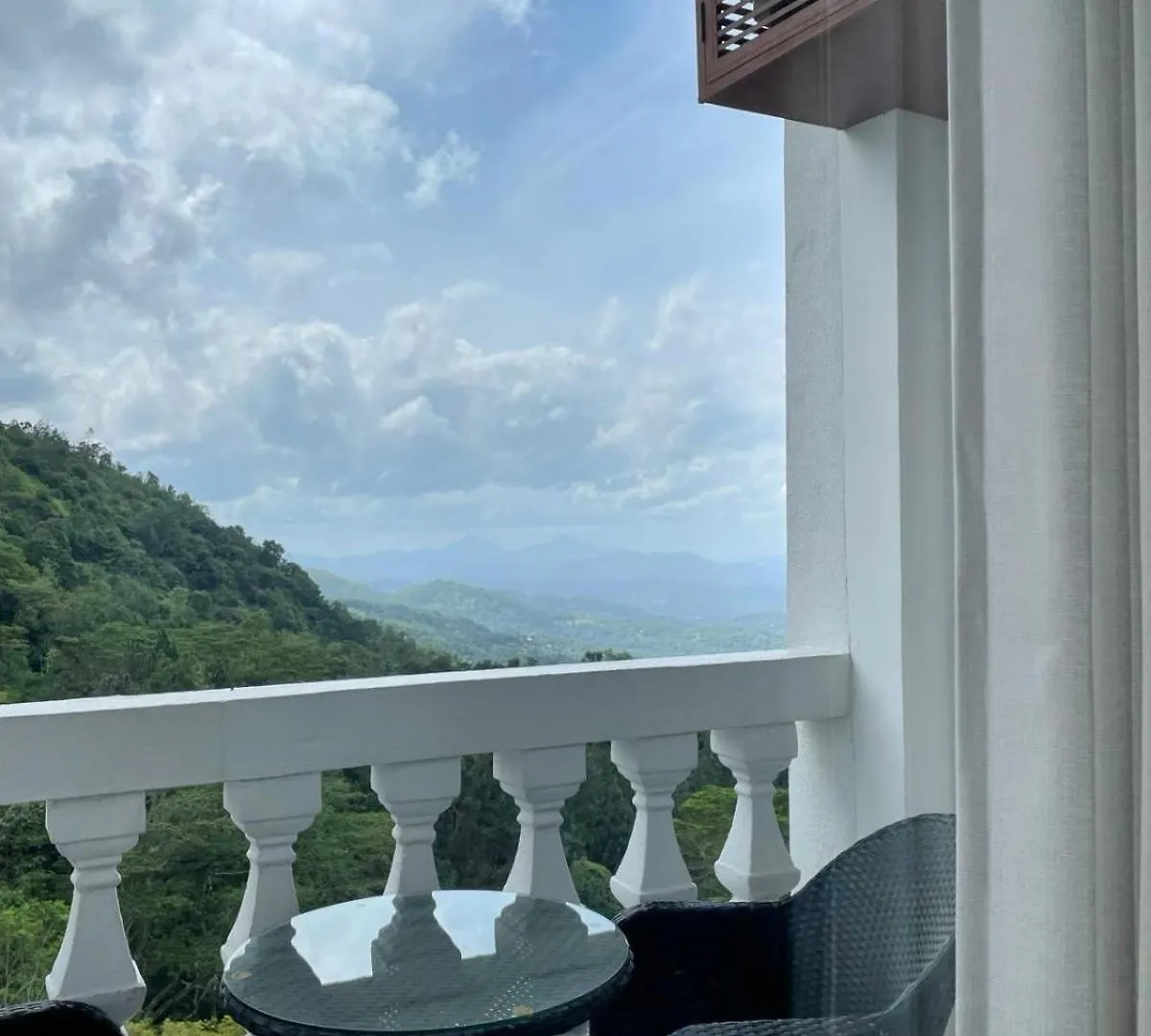 Bellwood Hills Resort & Spa Канди Отель